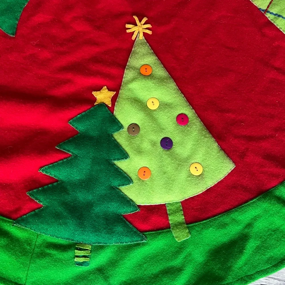 CRATE & BARREL 52 Inches Round Tie Close Red/Ivory Jolly Tree Skirt Wool Blend